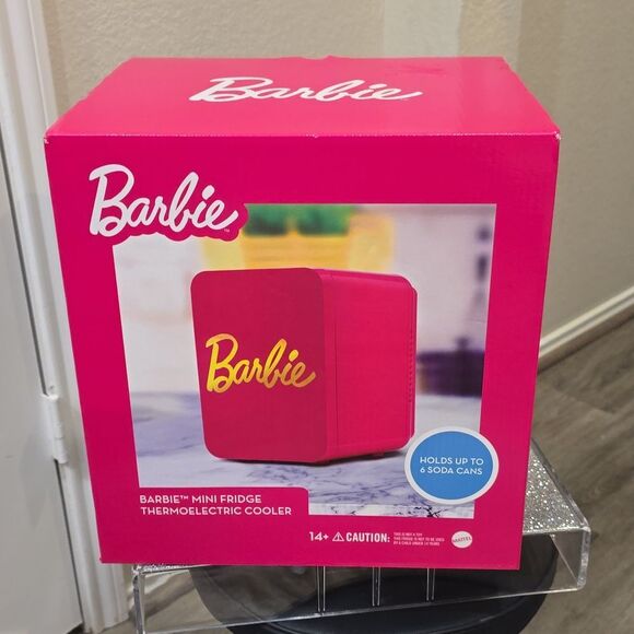 Barbie 6.7L Mini Fridge- Pink/Gold - Picture 7 of 9
